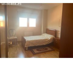 SE VENDE PISO SEMINUEVO, COCINA AMUEBLADA, TERRAZA, 3 HAB., BAÑO, DESPENSA, ASCENSOR, TRASTERO Y PG.