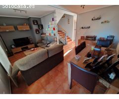 SE VENDE ADOSADO, COCINA, SALÓN, 4 HAB, 2 BAÑOS, 2 ASEOS, MERENDERO HABILITADO EN ZONA DE COCHERA.