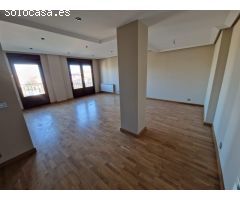 SE VENDE AMPLIO APARTAMENTO, SALÓN 35 M2, COCINA AMUEBLADA Y EQUIPADA, TRASTERO, ASCENSOR Y PG.