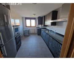 SE VENDE AMPLIO APARTAMENTO, SALÓN 35 M2, COCINA AMUEBLADA Y EQUIPADA, TRASTERO, ASCENSOR Y PG.