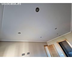 SE VENDE AMPLIO APARTAMENTO, SALÓN 35 M2, COCINA AMUEBLADA Y EQUIPADA, TRASTERO, ASCENSOR Y PG.