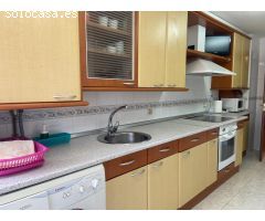 SE VENDE AMPLIO PISO EN EL CENTRO, DE 3 HAB., 2 BAÑOS, CON ASCENSOR Y DOS PLAZAS DE GARAJE.