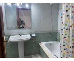 SE VENDE AMPLIO PISO EN EL CENTRO, DE 3 HAB., 2 BAÑOS, CON ASCENSOR Y DOS PLAZAS DE GARAJE.