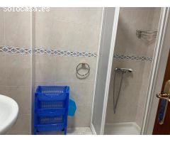 SE VENDE AMPLIO PISO EN EL CENTRO, DE 3 HAB., 2 BAÑOS, CON ASCENSOR Y DOS PLAZAS DE GARAJE.