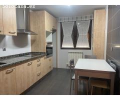 SE VENDE APARTAMENTO SEMINUEVO, LUMINOSO, SALÓN, COCINA, 2 HAB.,2 BAÑOS, ASCENSOR, TRASTERO Y P.G.