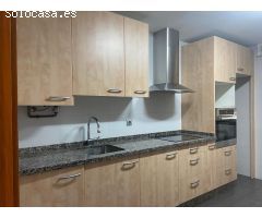 SE VENDE APARTAMENTO SEMINUEVO, LUMINOSO, SALÓN, COCINA, 2 HAB.,2 BAÑOS, ASCENSOR, TRASTERO Y P.G.