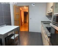 SE VENDE APARTAMENTO SEMINUEVO, LUMINOSO, SALÓN, COCINA, 2 HAB.,2 BAÑOS, ASCENSOR, TRASTERO Y P.G.