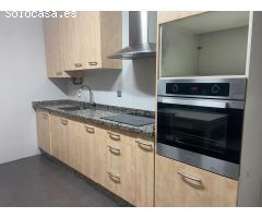 SE VENDE APARTAMENTO SEMINUEVO, LUMINOSO, SALÓN, COCINA, 2 HAB.,2 BAÑOS, ASCENSOR, TRASTERO Y P.G.
