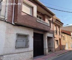 ¡Descubre este encantador chalet adosado en Santomera!