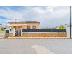 Casa en Planta Baja con Amplio Patio y Estacionamiento.