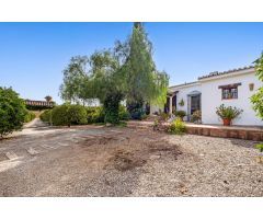 Espectacular Casa de campo, con 27000 metros de terreno en la zona de Zalea en Pizarra.