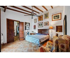 Espectacular Casa de campo, con 27000 metros de terreno en la zona de Zalea en Pizarra.