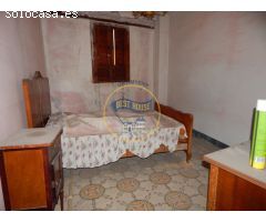 OPORTUNIDAD DE CASA ESPACIOSA PARA REFORMAR EN ONTINYENT