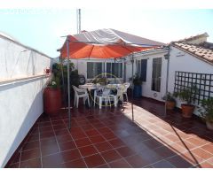 ESPACIOSA Y CENTRICA CASA CON TERRAZA. ALBAIDA.