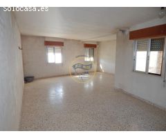 CASA DE GRAN TAMAÑO, CON PATIO Y TERRAZA EN AGULLENT.
