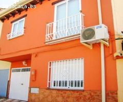 Casa de 2 plantas situada en la calle Almería de La Zubia