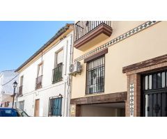 Conjunto de 2 casas unifamiliares y patio central, en parcela de 411 m2, situado en La Zubia.