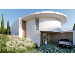VILLA DE LUJO EN DOS PLANTAS, CON 5 DORMITORIOS Y VISTAS PANORÁMICAS DE LA BAHÍA DE FUENGIROLA.