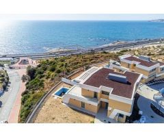 FANTÁSTICA CASA TERMINADA, A POCA DISTANCIA DE LA PLAYA Y CON ESPECTACULARES VISTAS AL MAR !!!.