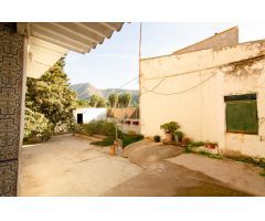 ¡Oportunidad Única! Dos Casas con Amplio Terreno en Beniaján