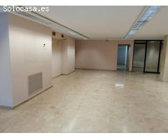 Local de 181m2 y sótano de 378m2 en Plaza Madrid, 12.