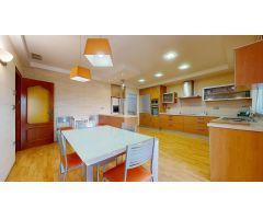 6 habitaciones, 2 baños, en pleno centro.