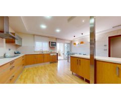 6 habitaciones, 2 baños, en pleno centro.