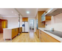 6 habitaciones, 2 baños, en pleno centro.