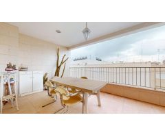 6 habitaciones, 2 baños, en pleno centro.