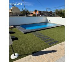 CHALET PAREADO EN URB. LOS BALCONES
