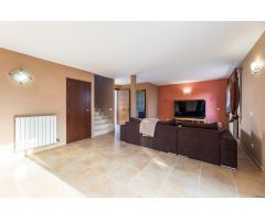 ADOSADO DE 3 HABITACIONES CON ZONA DE SALA-BARBACOA Y 2 APARCAMIENTOS Y TERRAZA EN SON XIMELIS.
