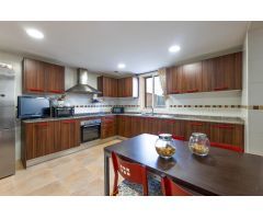 ADOSADO DE 3 HABITACIONES CON ZONA DE SALA-BARBACOA Y 2 APARCAMIENTOS Y TERRAZA EN SON XIMELIS.
