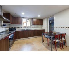 ADOSADO DE 3 HABITACIONES CON ZONA DE SALA-BARBACOA Y 2 APARCAMIENTOS Y TERRAZA EN SON XIMELIS.