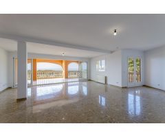 Piso amplio con piscina comunitaria