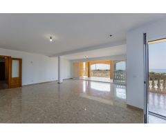 Piso amplio con piscina comunitaria