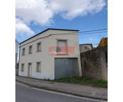 SE VENDE CASA CON TERRENO CERCA DEL SAGRADO CORAZÓN