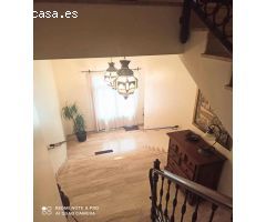 Casa con nave en el bajo en venta.