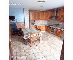 Casa con nave en el bajo en venta.