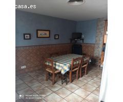 Casa con nave en el bajo en venta.