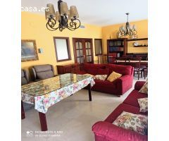 Casa con nave en el bajo en venta.