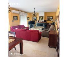 Casa con nave en el bajo en venta.