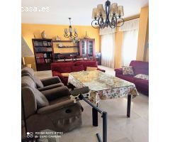 Casa con nave en el bajo en venta.