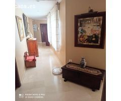 Casa con nave en el bajo en venta.