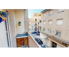 VIVIENDA DE ORIGEN CON BALCON DE 3 HAB, BAÑO Y ASEO AL LADO DE LA FAROLA Y PASEO RIBALTA EN CASTELLO