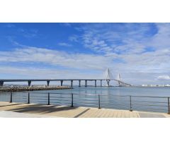 AMPLIO PISO FRONTAL A LA BAHÍA DE CÁDIZ