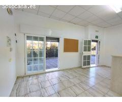 Se vende Local Comercial en Urbanización Golf Guadiana, totalmente acondicionado.