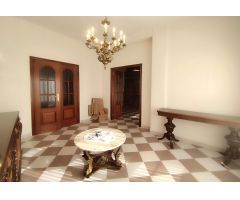 Amplio y Luminoso Piso Semireformado en el Corazón de Badajoz