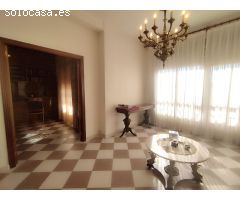 Amplio y Luminoso Piso Semireformado en el Corazón de Badajoz