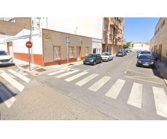 Oportunidad de Inversión en el Corazón de Badajoz: Amplio Piso para Reformar