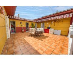 Oportunidad única en el corazón de Gines: dos viviendas independientes con jardín y piscina comparti